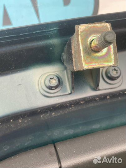 Петля крышки багажника правая Chevrolet Trax рест