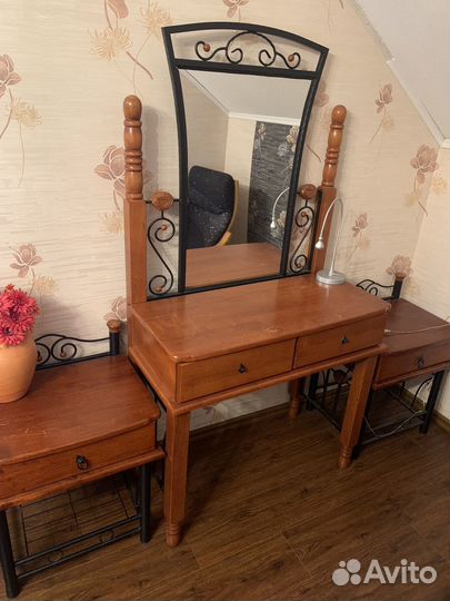 Туалетный стрл с тумбочками