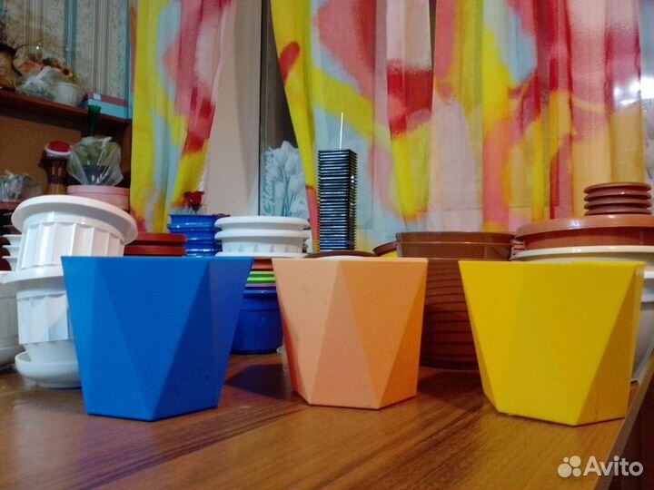 Горшки цветочные много с поддонами