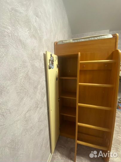 Детский уголок с кроватью и столом