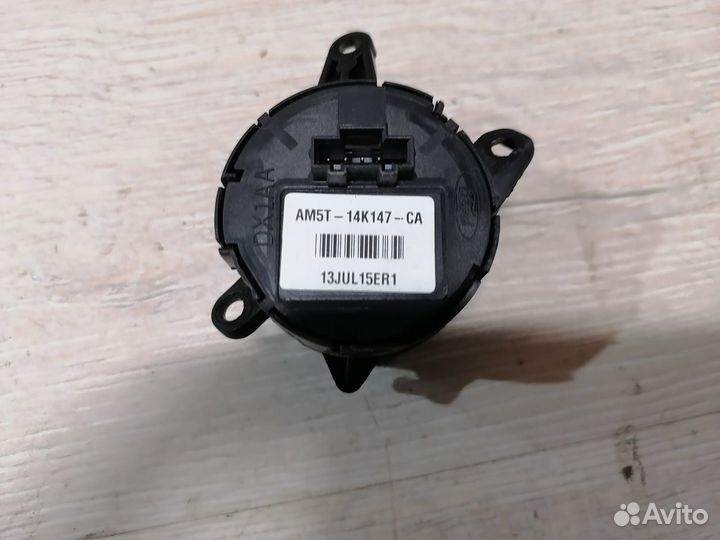 Кнопка управления магнитолой на руле Ford Kuga 2