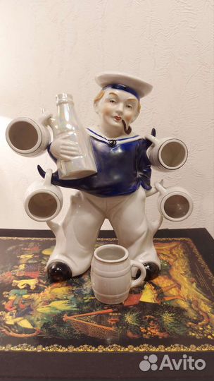 Статуэтки и чашки Голова разные