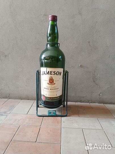 Бутылка на качелях