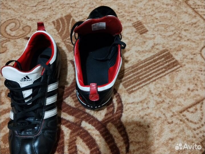Футбольные бутсы adidas