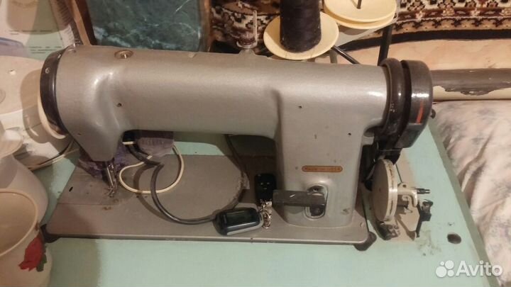 Швейная машина профессиональная электр. Со столом