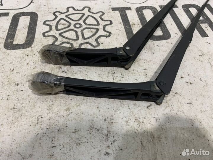 Поводок стеклоочистителя правый Volkswagen Polo