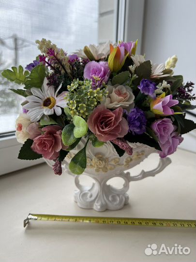 Ваза с искусственными цветами