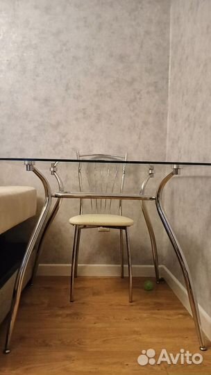 Стол кухонный из стекла и металла с 4 стульями