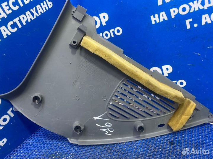 Обшивка задней стойки Renault Symbol седан 2008