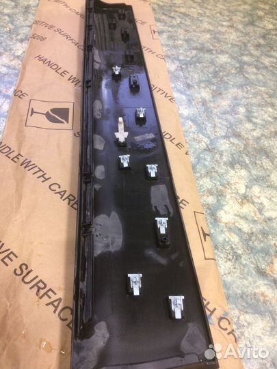 Накладка двери передней правой Audi Q7 2005-09