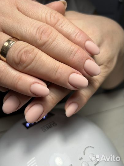 Маникюр в салоне