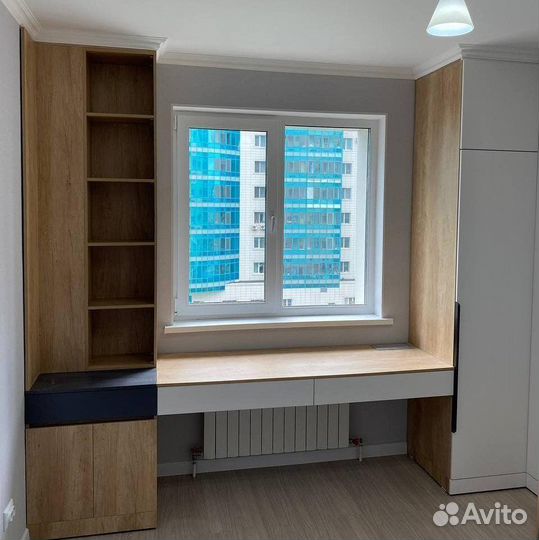 Шкаф с рабочей зоной вдоль окна