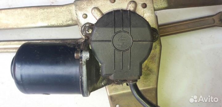 Механизм стеклоочистителя с моторчиком