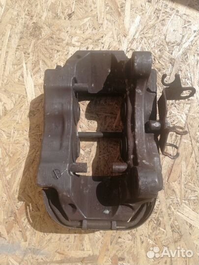 Суппорт задний левый Volkswagen Touareg