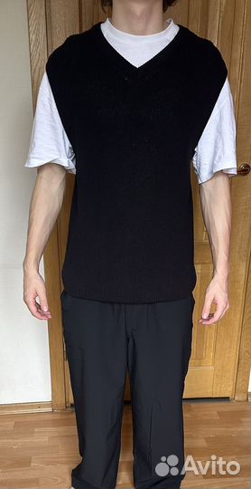 Мужская трикотажная жилетка черного цвета