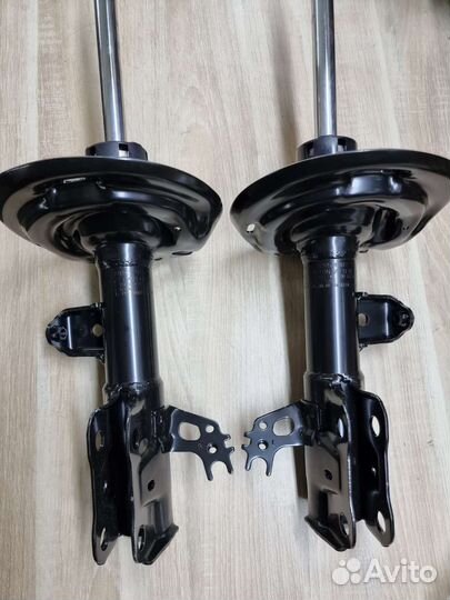 Амортизатор передний левый правый Toyota Camry V70