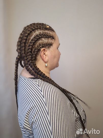 Модель на косы с канекалоном