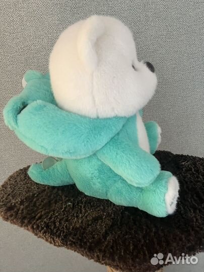 Плюшевый мишка в капюшоне дракона