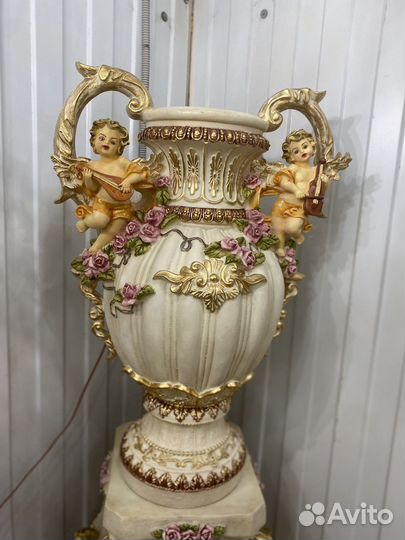 Подставка с вазой