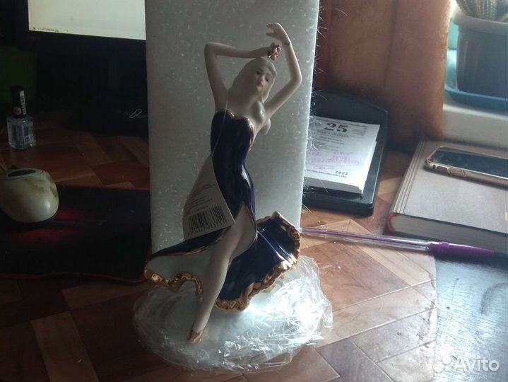 Фарфоровая статуэтка Китай