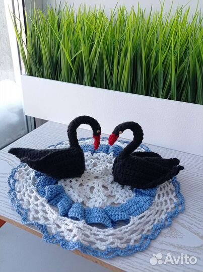 Черные лебеди на салфетке вязаные ручная работа
