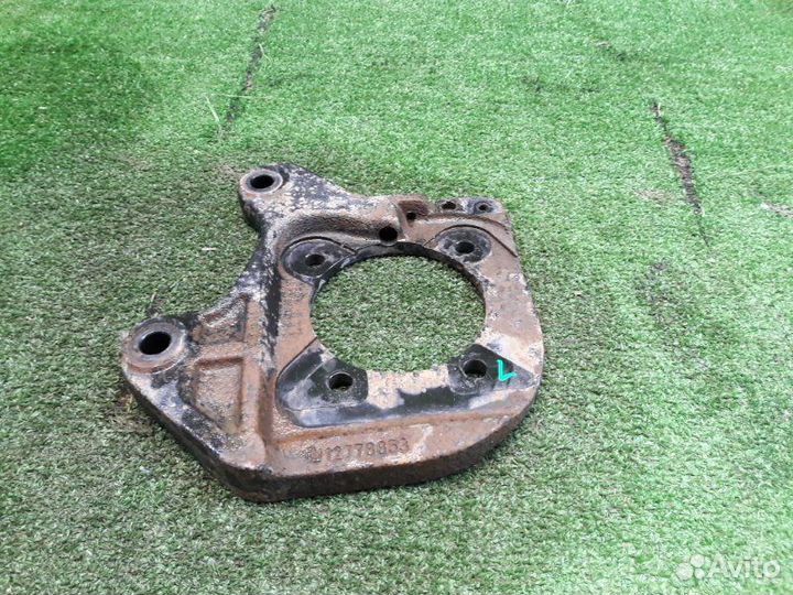 Кронштейн задний левый Opel Astra J P10 2010