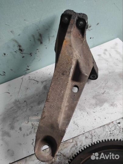 Кронштейн двигателя Volkswagen t5 7H0 199 370 L