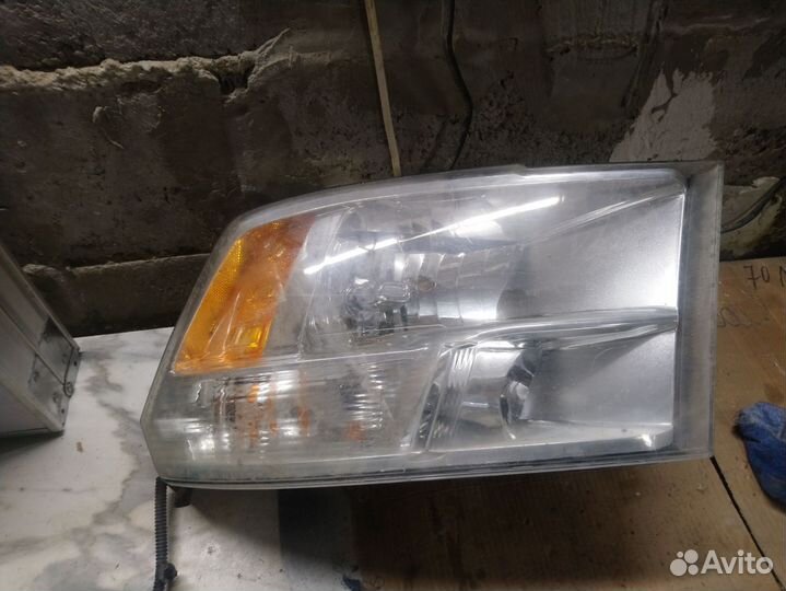 Dodge Ram фара правая