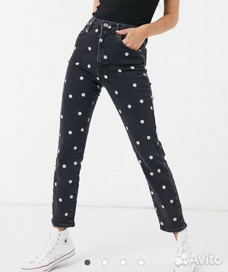 Stradivarius джинсы mom с вышивкой 34