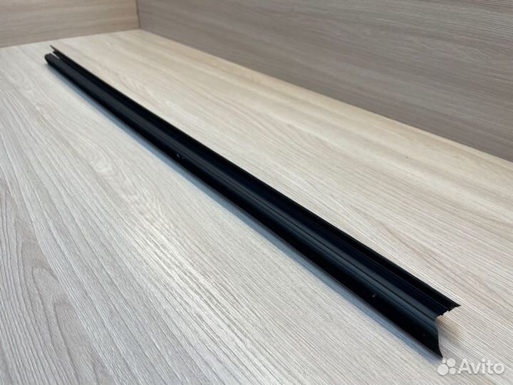 Уплотнитель стекла двери внутренний передний левый