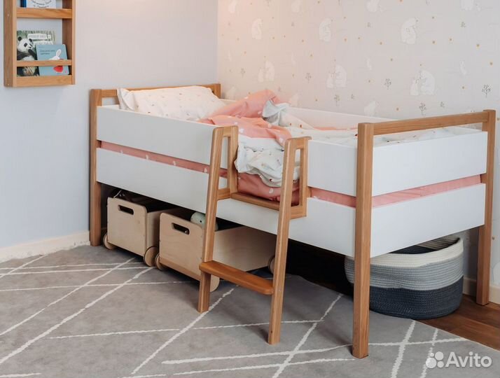 Кровать детская из массива с лестницей