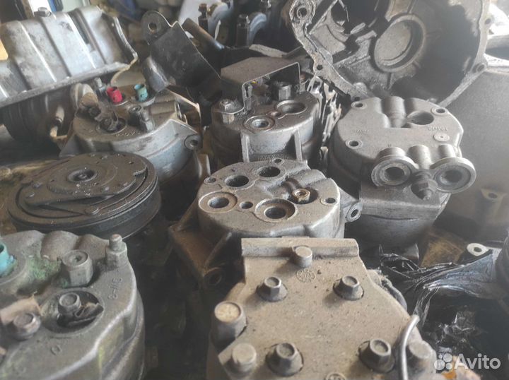 Компрессор на кондиционер рядом автомобиля