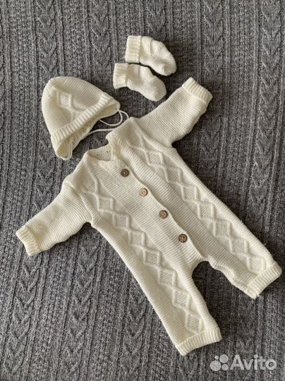 Вязаный костюм для новорожденного