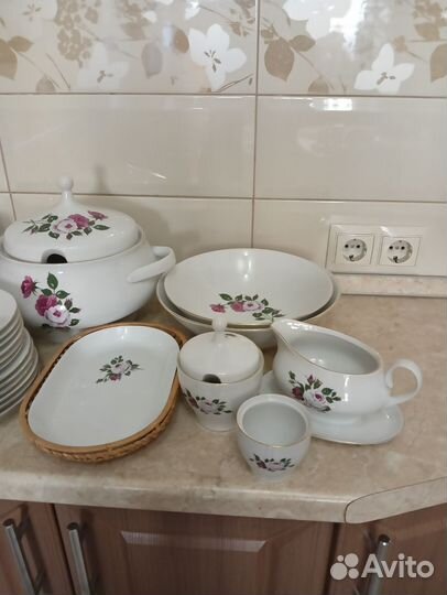 Набор столовой посуды,розы