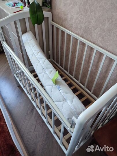 Детская кроватка с продольным маятником