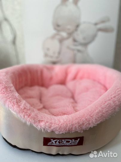 Лежанка и миски для собаки маленькой породы