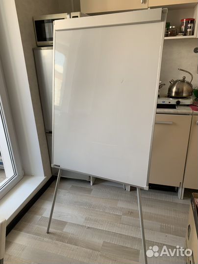 Доска флипчарт магнитно-маркерная на треноге