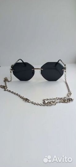 Очки Valentino с цепочкой