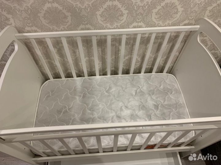 Детская кроватка с маятником