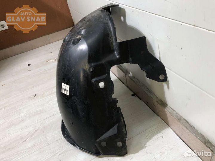 Подкрылок передний правый (пер. часть) Renault Flu