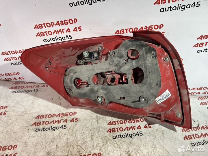 Фонарь задний правый Toyota Auris 150