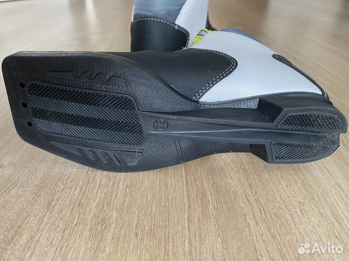 Лыжные ботинки детские 35 размер с лыжами