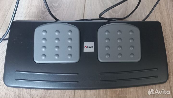 Игровой руль с педалями