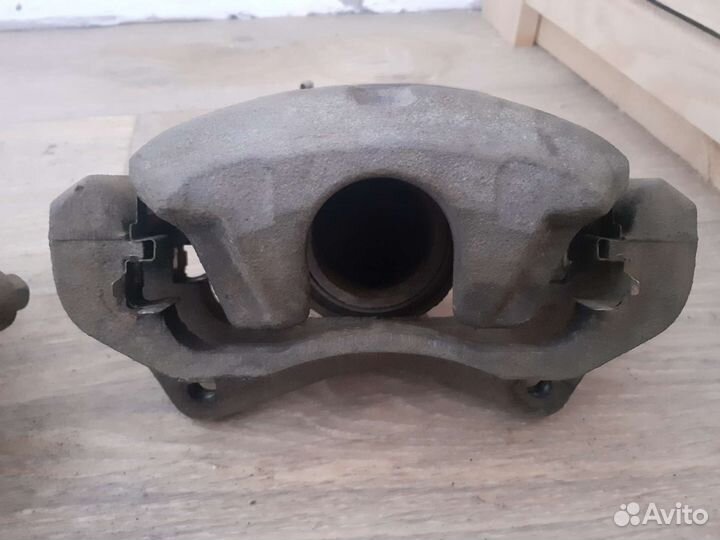 Суппорт передний на mitsubishi lancer 10