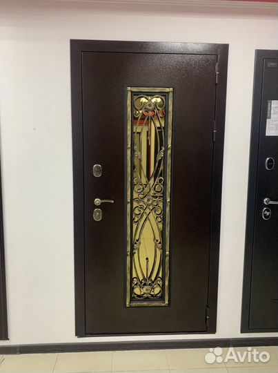 Дверь входная со стеклом