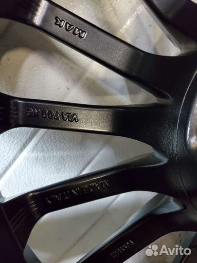 R18 Bridgestone Blizzak VRX 245/40, PCD 5x112 DIA 66.6