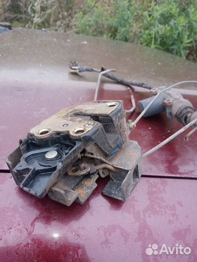 Замок передней двери Toyota Corolla E110