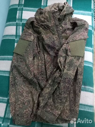 Продам демисезонный костюм