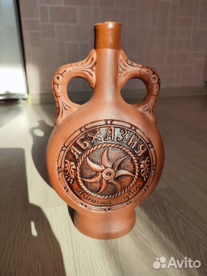 Глиняный кувшин для вина