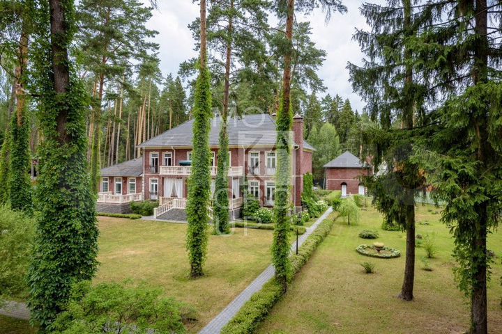 Коттедж 850 м² на участке 61 сот.